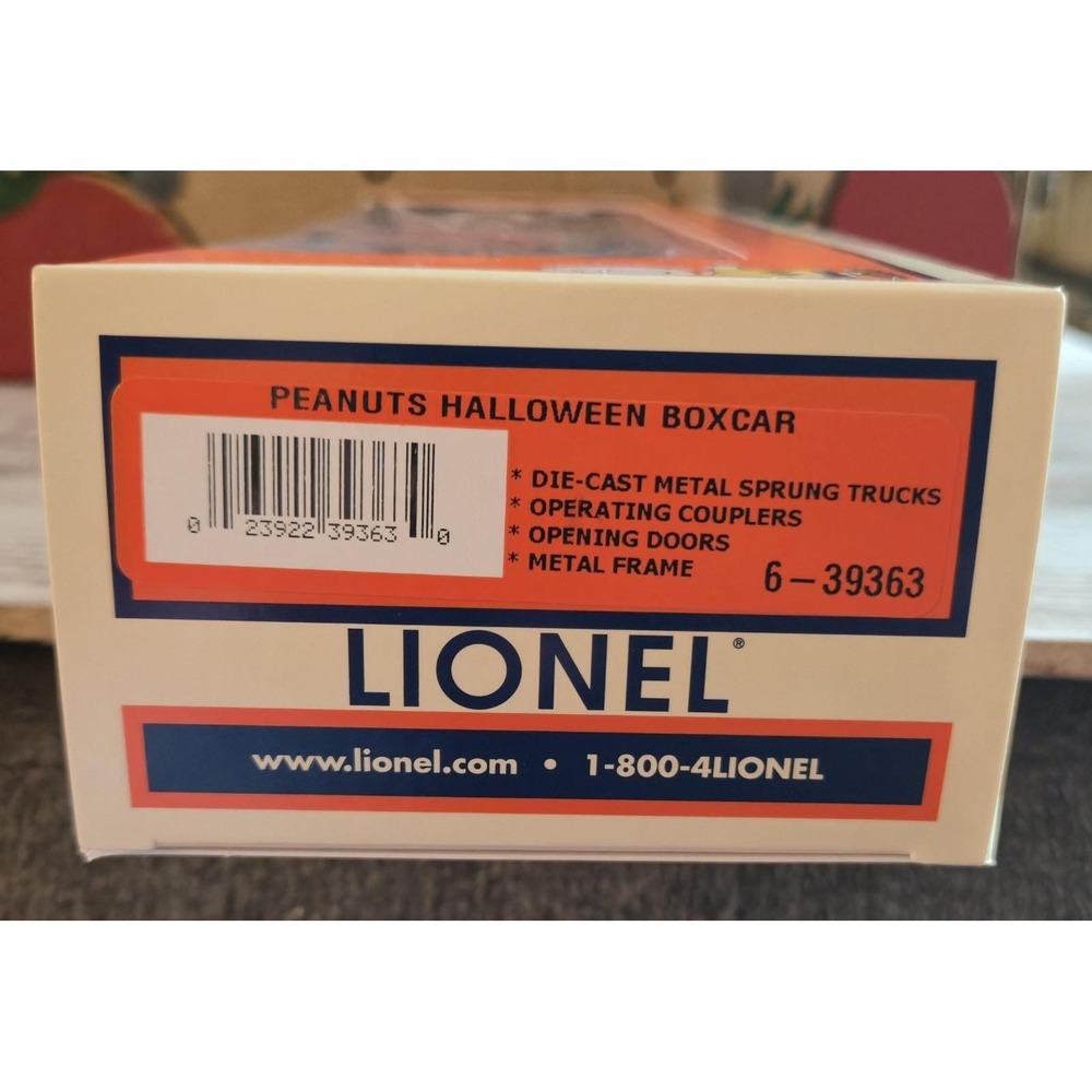 Lionel 6-39363 Peanuts Halloween Boxcar O Gauge NIB - Small Paint Chip - Picture 8 of 16